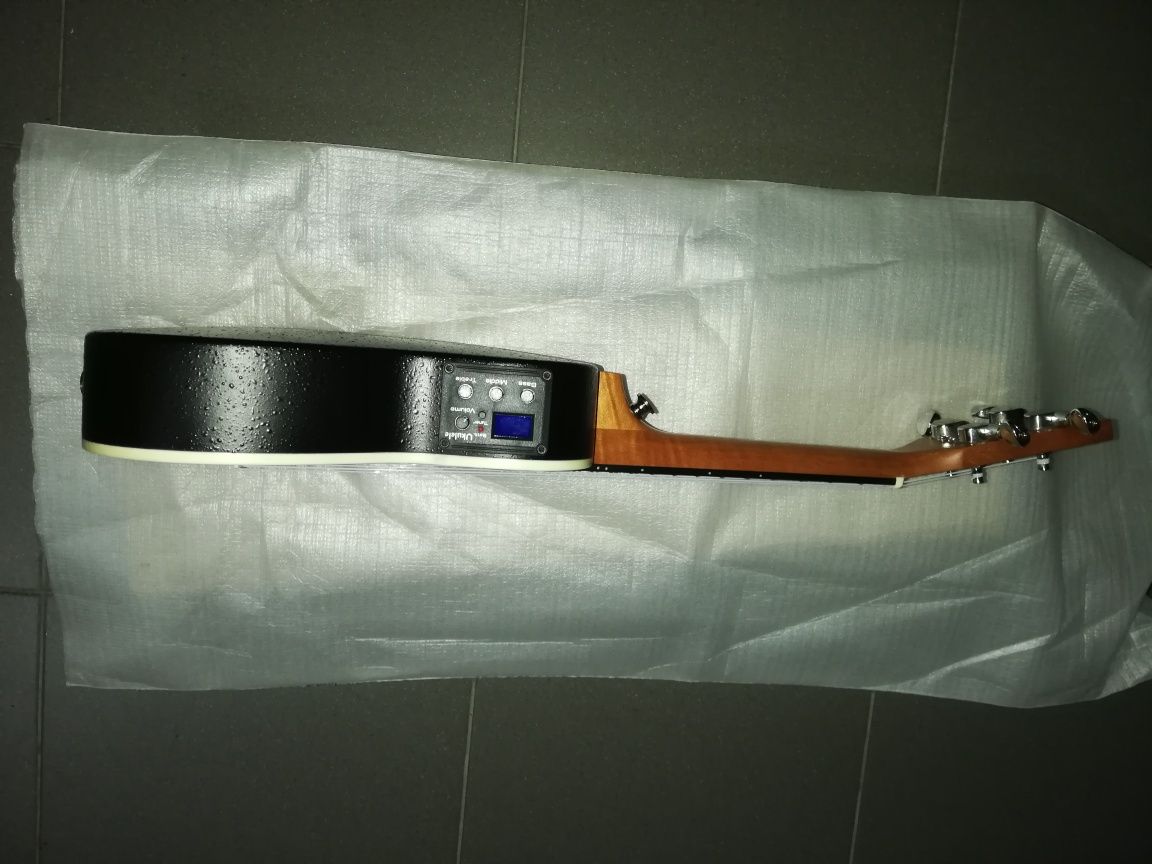 Ukulele soprano ovation elétrico