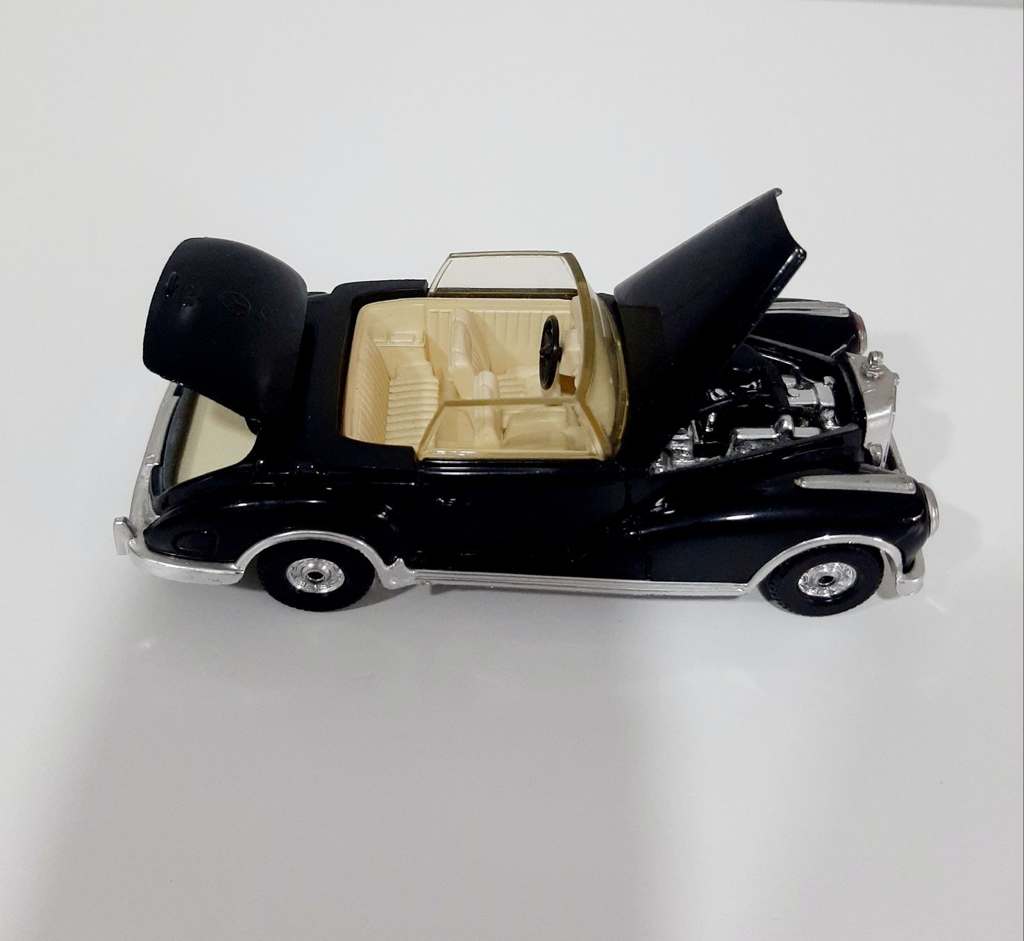 Miniatura corgi Mercedes 300S descapotável