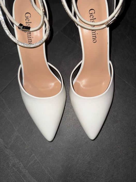 Весільні білі туфлі