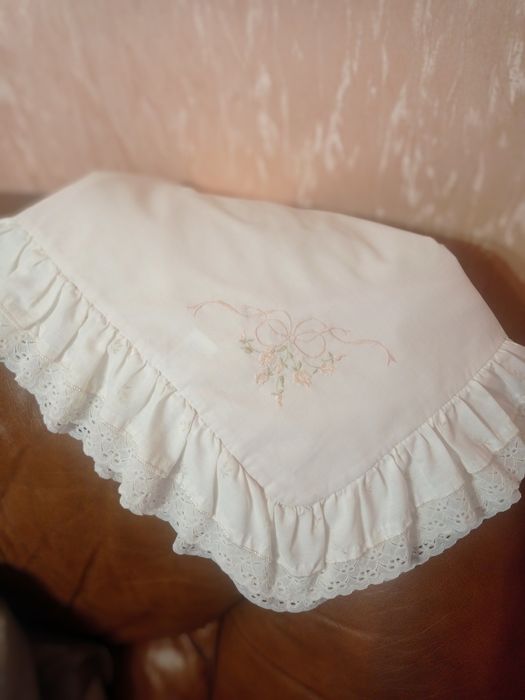 Наволочка з рюшами ,мереживом і вишивкою