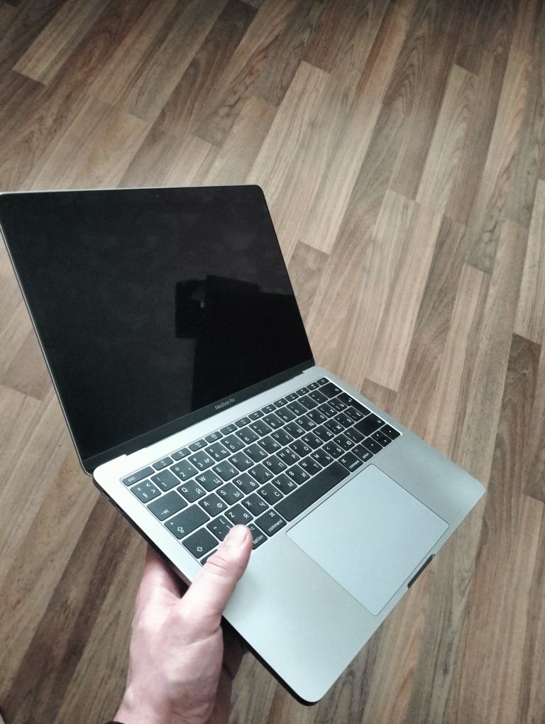 Продам Macbook Pro 13 2017 16 gb 256ssd