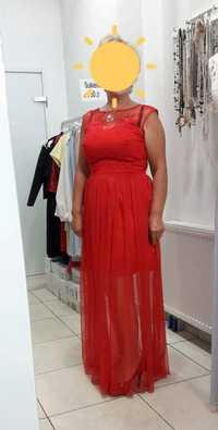 Piękna czerwona długa sukienka