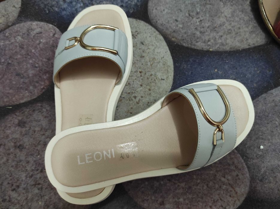 Шльопанці жіночі шкіряні ,колір сіро- годубий, нові.