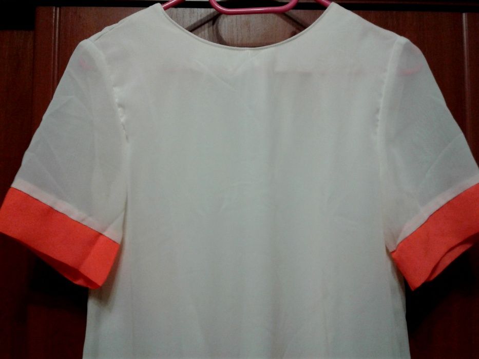 Нарядное бело-оранжевое платье