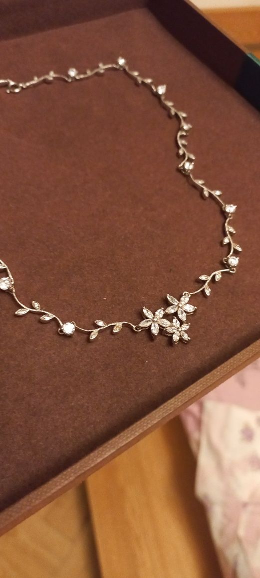 Naszyjnik srebrny z cyrkoniami wzór liście i kwiaty