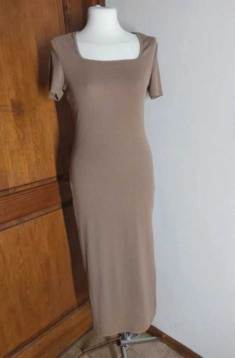 Długa sukienka z rozporkiem i krótkim rękawkiem