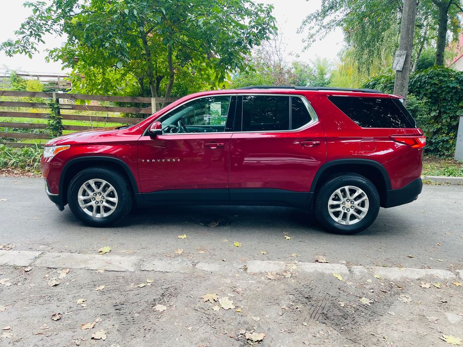 Шевроле Traverse 20 год семь мест минимальный пробег не крашеный!