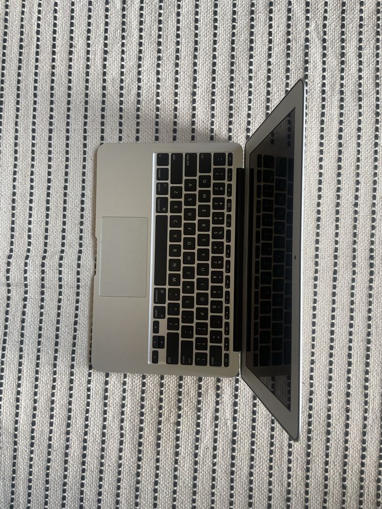 laptop macbook air 11 2010 lekko uszkodzony + ładowarka