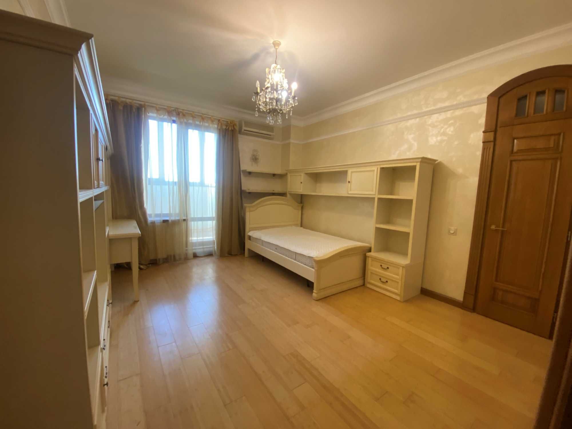 Продам 3-к квартиру(131м2) з косметичним ремонтом на Кловском спуске 5