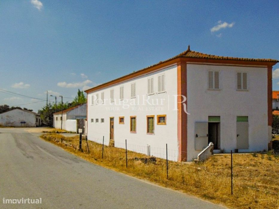 Quinta para investimento com 3 ha e várias construções