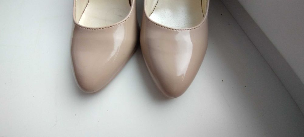 Пара бежевих туфельок