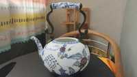 stary ceramiczny czajnik z mosiężną rączką