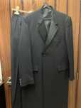 Traje académico masculino completo