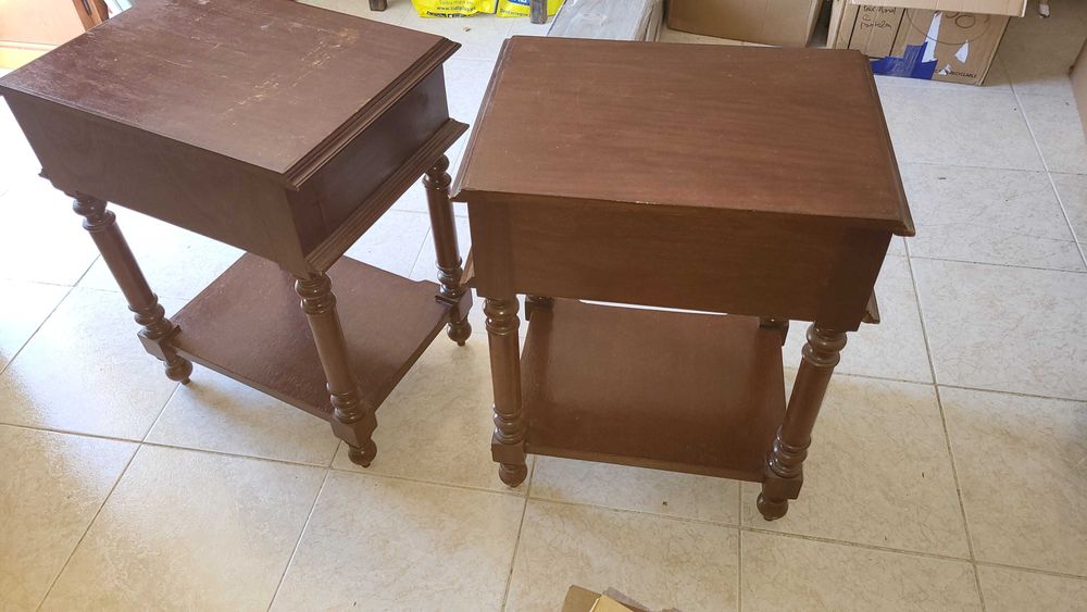 Mesas de cabeceira en madeira