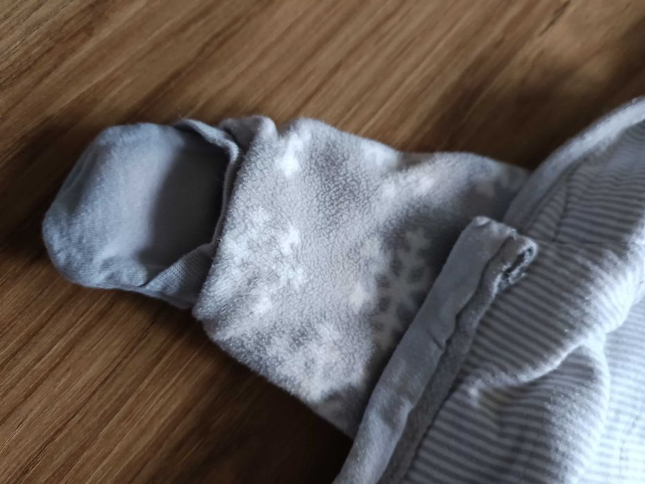 H&M Pajacyk polarowy, z kapturem, zakrywane łapki, rozm 62 2-4 mies.