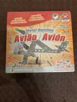 Avião de metal para construir