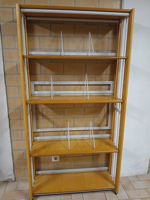 Estante em madeira. Cama individual.