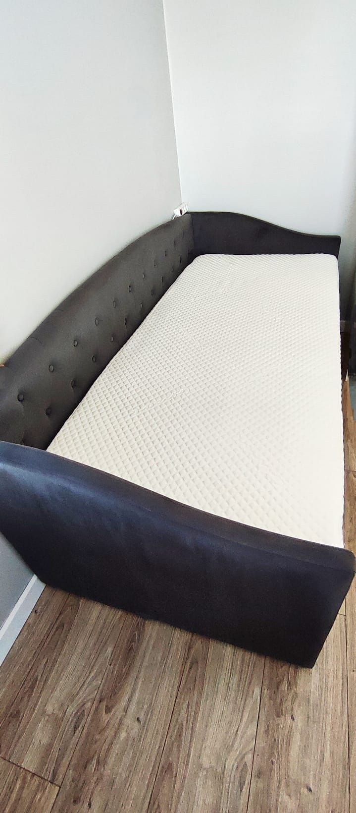 Sofa 2 w 1 z delikatnym pikowaniem.