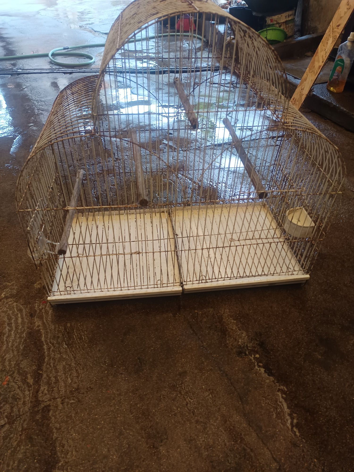 Vende se as duas gaiolas de pássaros