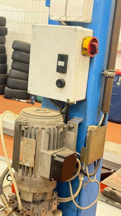 Podnośnik samochodowy czterokolumnowy z podnośnikiem osiowym geometria