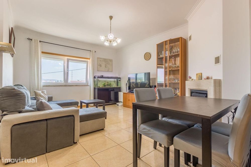 Apartamento T2 com Varanda e Arrecadação