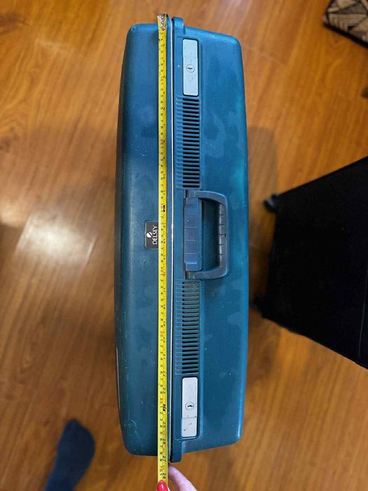 Продам пластиковые чемоданы.