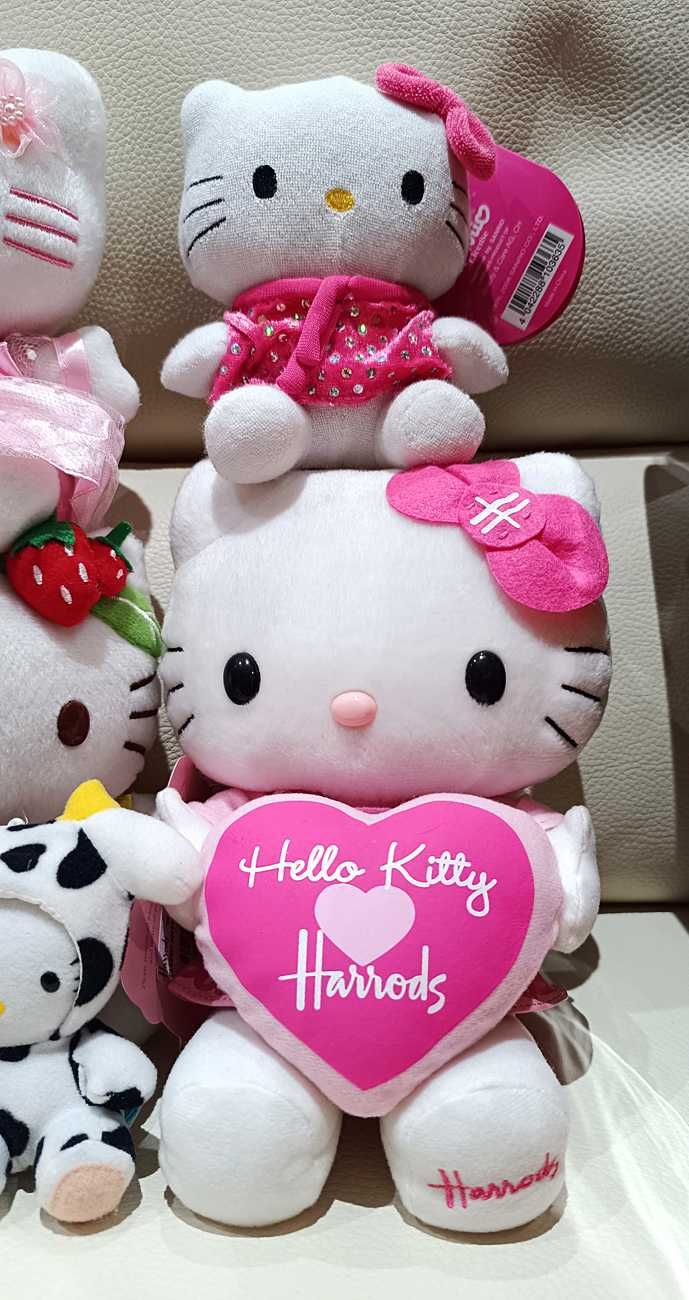 Coleção Exclusiva de 12 Peluches Hello Kitty p/Fãs e Colecionadores