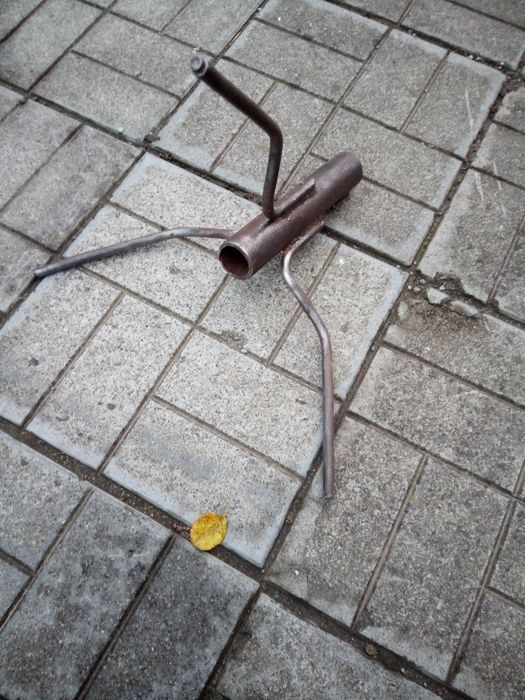 Продам Дві металеві триноги для ялинок