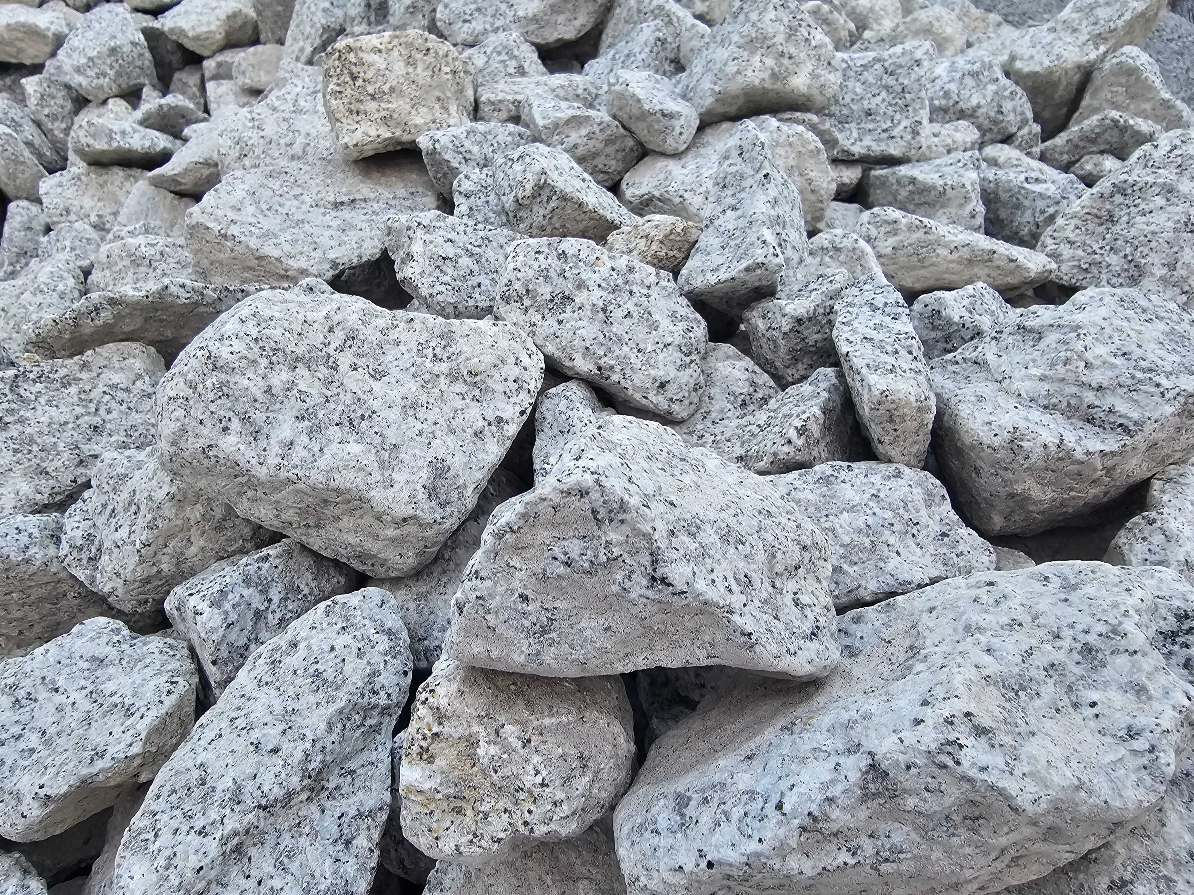 Grys biały beżowy ogrodowy ozdobny granit gnejs biała marianna ogród