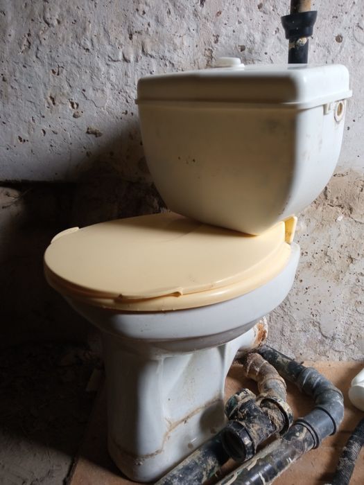 Унитаз со сливным бачком.