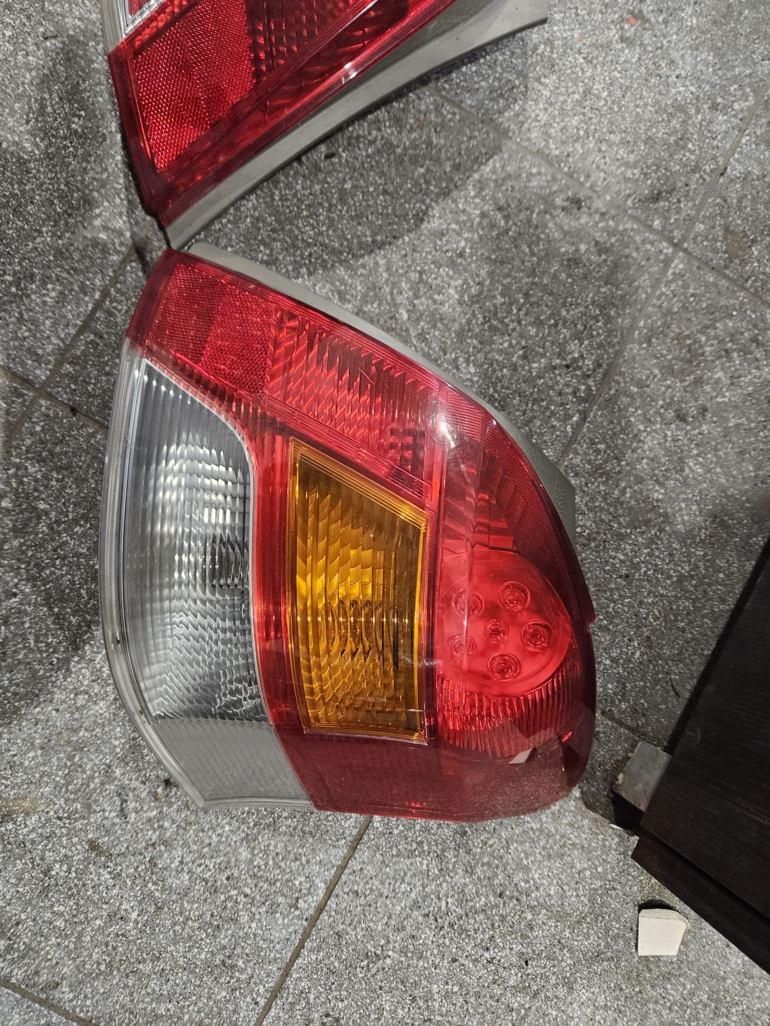 Yaris II Lampa Tył Lift  led