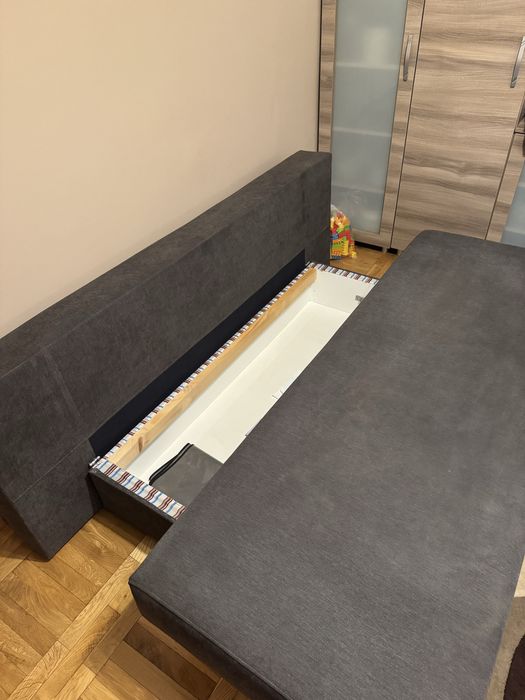 Sofa rozkładana z poduszkami