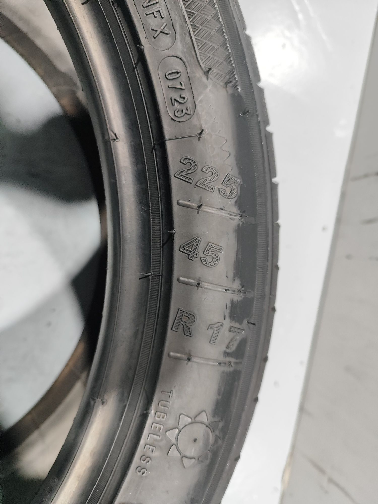 2 pneus semi novos 225-45R17 Kleber - Oferta dos Portes