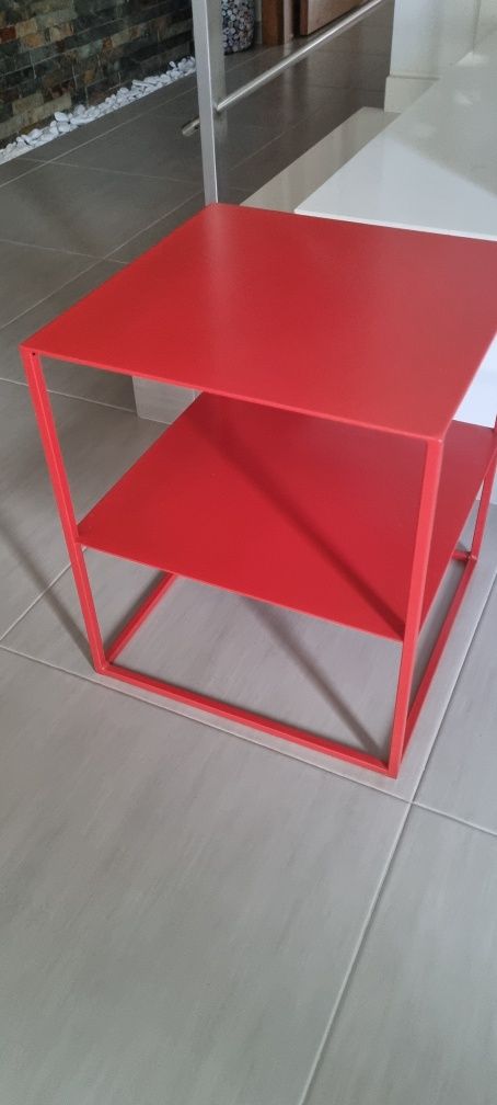 Mesa de apoio vermelha em ferro