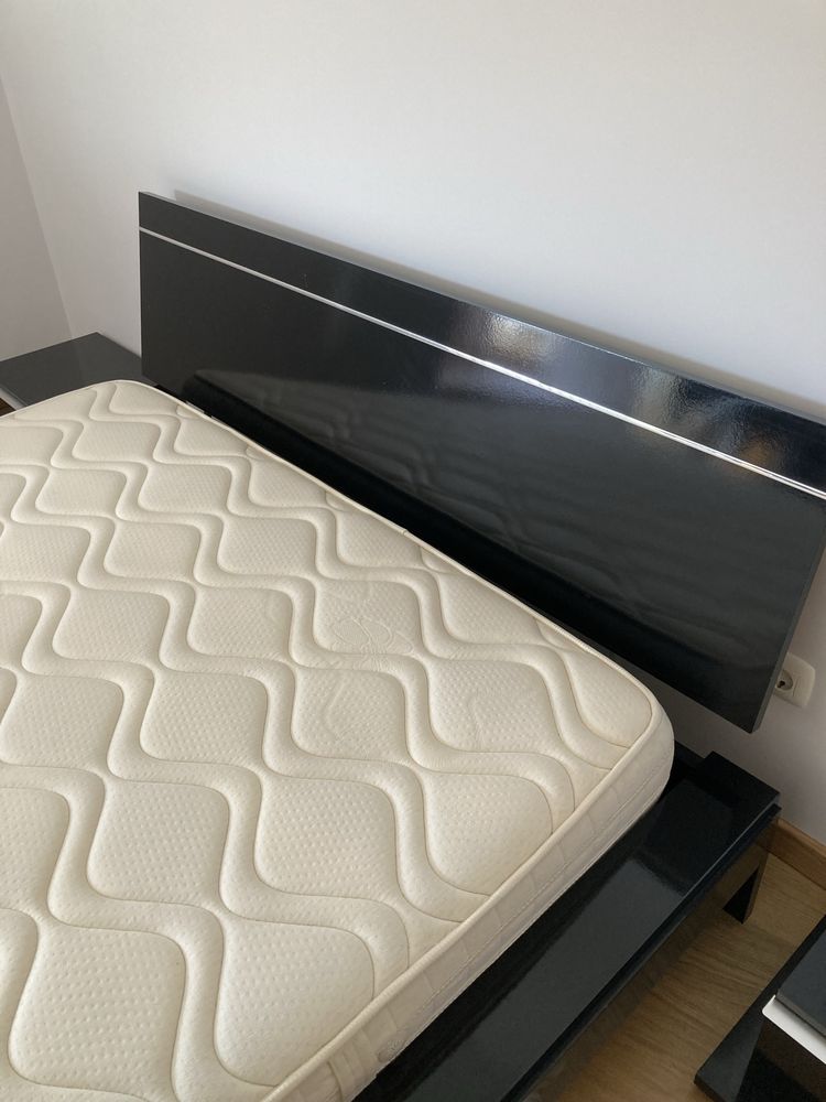 Cama, colchao e 2 mesinhas cabeceira