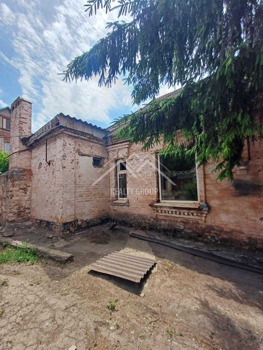 Продаж будинку , 3 окремі кімнати, кухня 18,9. Гараж ( поряд Поштовий)