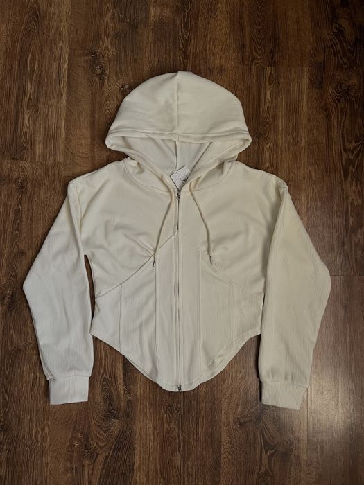 Жіночий костюмчик з акцентом на талії