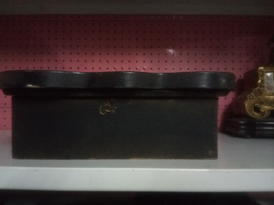 Antiga caixa de relógio francesa com embutidos em madre perola