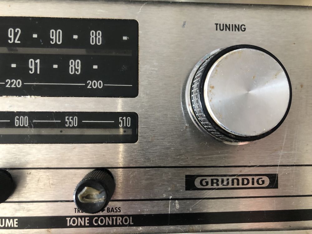 Rádio Grundig antigo - a funcionar