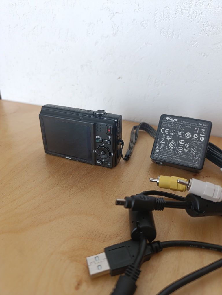Продаю фотоапарат нікон 

Пропоную до продажу об'єктив з функці