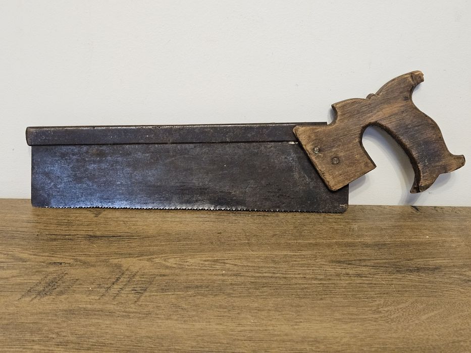 Przedwojenna piła grzbietnica stolarska z drewnianą rękojeścią