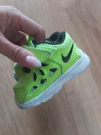Neonowo żółte buciki Nike