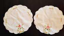 Par de toalhas redondas facetadas com bordados florais