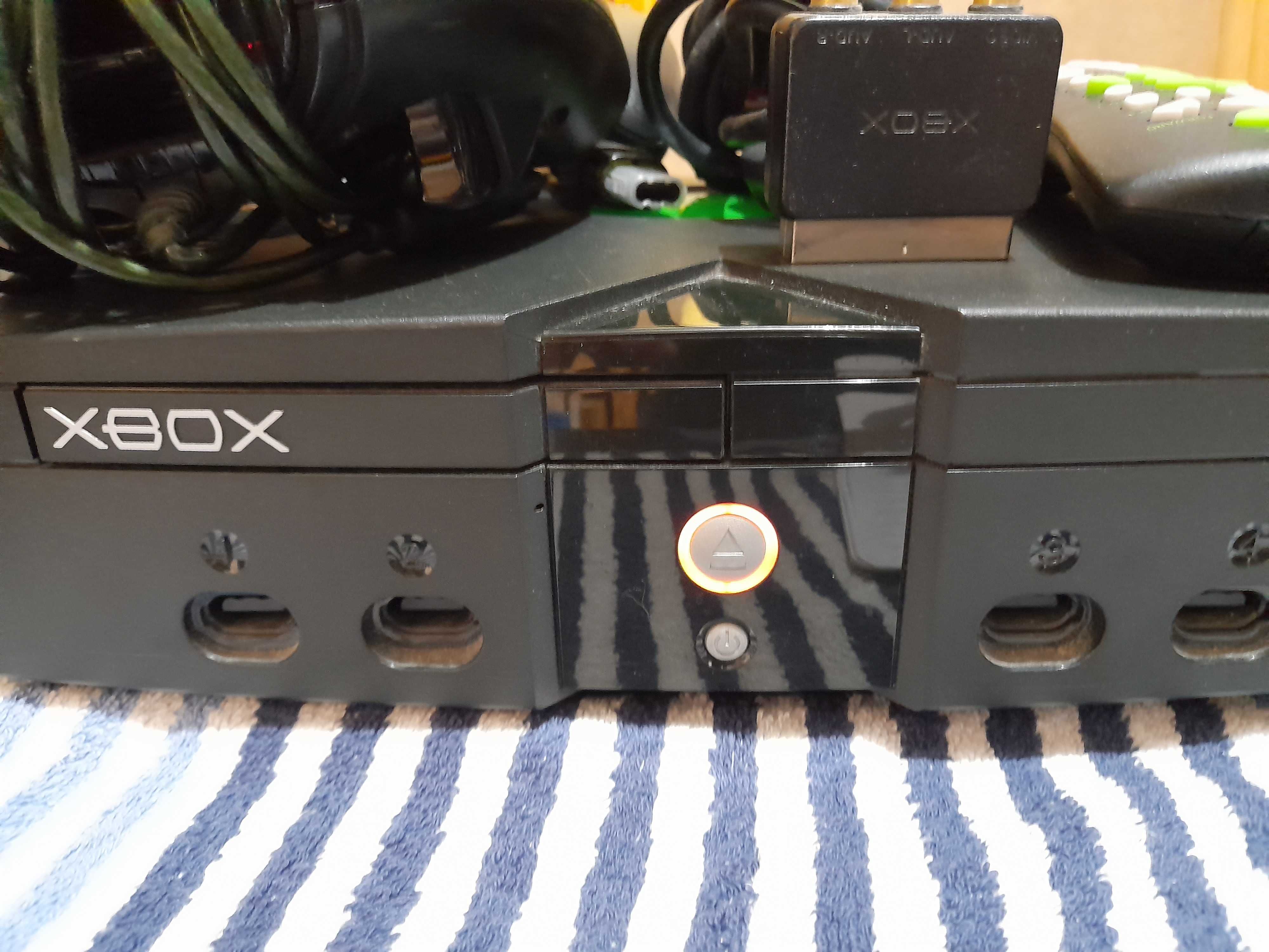 Consola de jogos X-BOX antiga desbloqueada usada com cabos e comando.