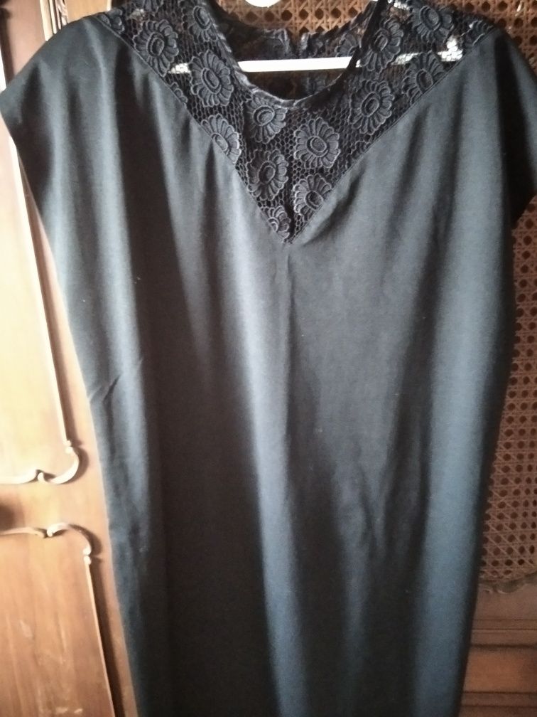 Piękna czarna sukienka z gipiura