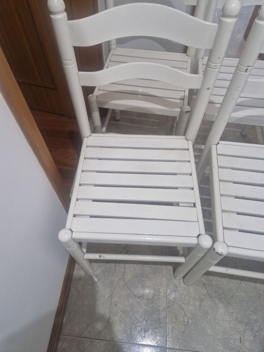 4 cadeiras brancas