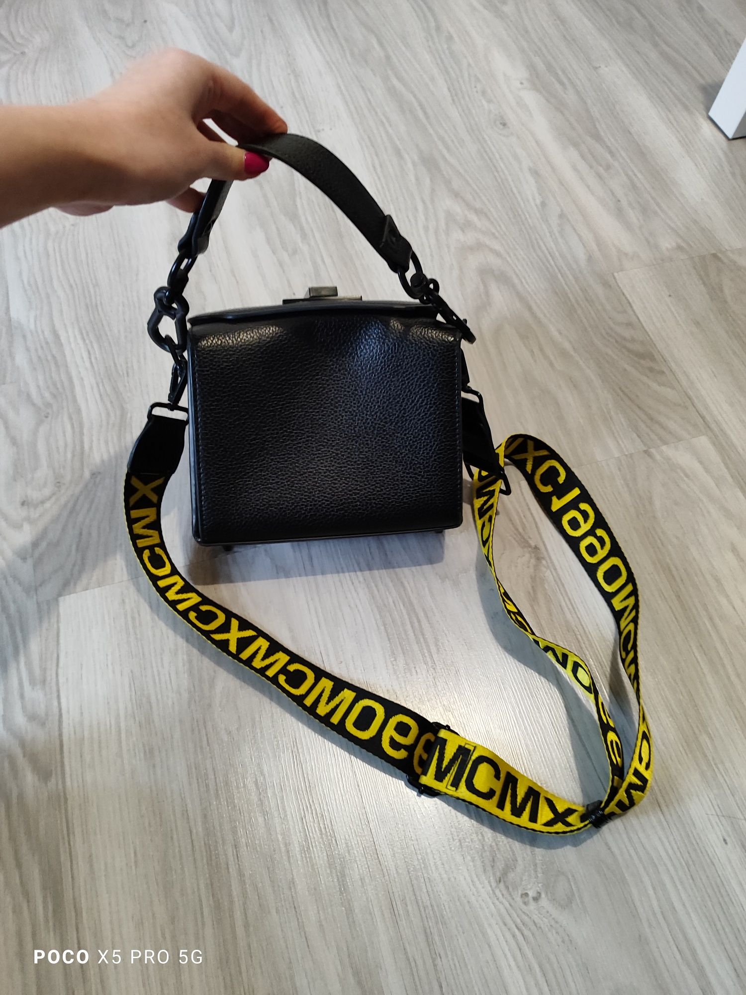 Mała czarna torebka na sportowym pasku Steve Madden