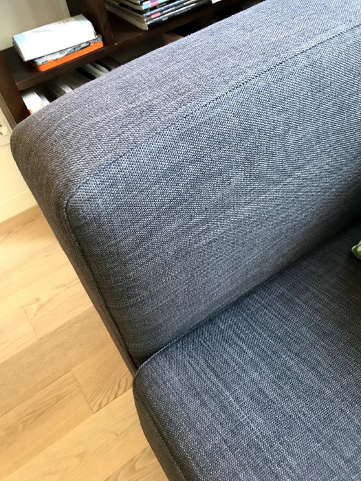 Sofá de três pessoas, em tecido cinza escuro, excelente estado!