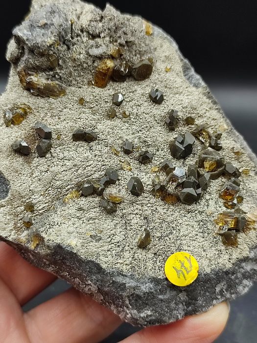 Minerał uranowy do kolekcji radiobaryt