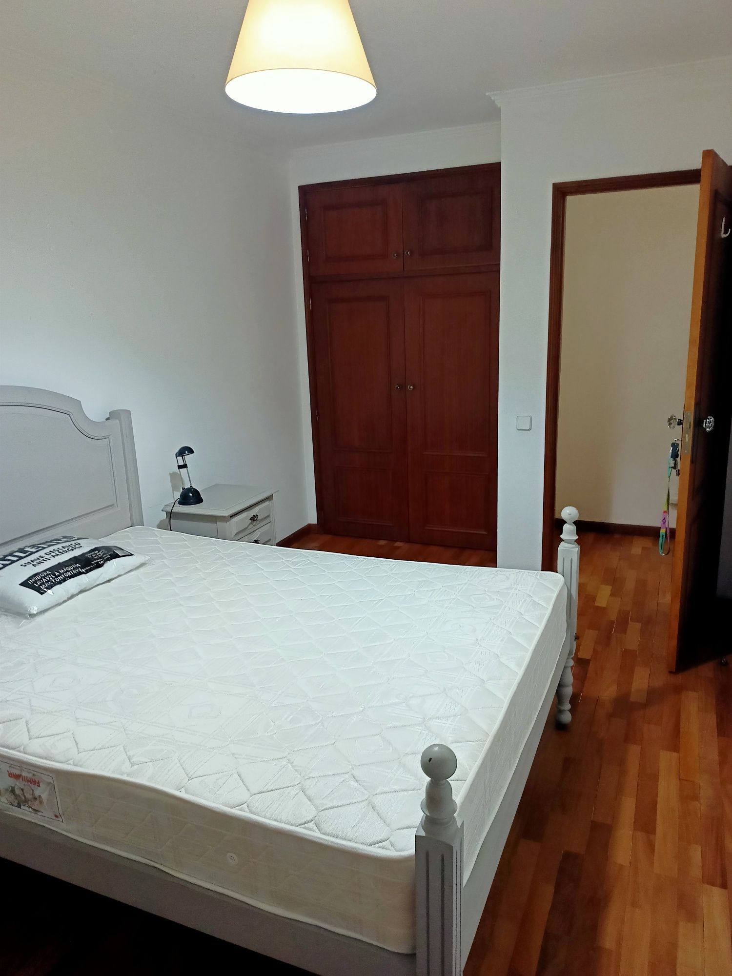 Quarto em apartamento ao Polo Universitário c/ despesas incluídas